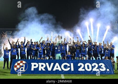 Zagreb, Kroatien. 28. Mai 2023. Die Spieler von Dinamo Zagreb feiern mit der Trophäe, nachdem sie am 28. Mai 2023 im Maksimir Stadium in Zagreb, Kroatien, den Crotian First League SuperSport HNL gewonnen haben. Foto: Marko Lukunic/PIXSELL Credit: Pixsell/Alamy Live News Stockfoto