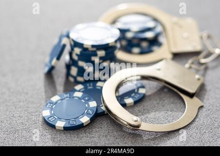Dieses auffällige Bild von zwei Miniaturgeschäften, die Hand schütteln, könnte für die Börse, das Bankwesen, das Immobilienmanagement und das Vermögensmanagement verwendet werden. Die Stockfoto