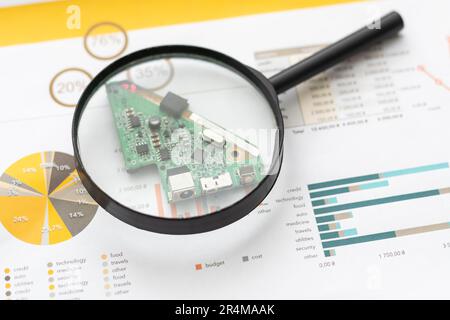 Steigende Kurve mit Kurstabellen und Kalkulator als Symbol für steigende Aktienkurse. Stockfoto