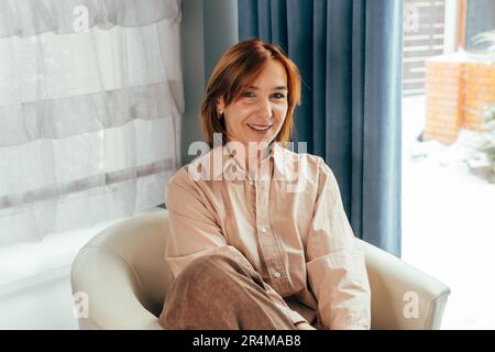 Glückliche, selbstbewusste Mitarbeiterin oder CEO mittleren Alters schaut in die Kamera Stockfoto