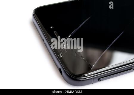 Nahaufnahme eines Smartphones mit defektem Display, isoliert auf weißem Hintergrund Stockfoto