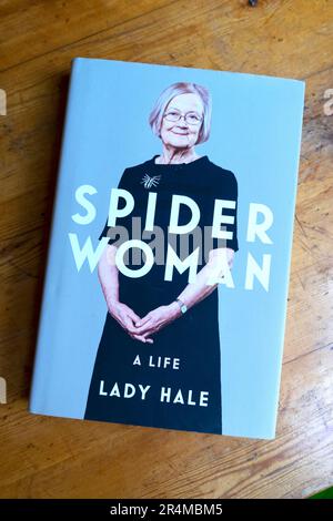 "Spider Woman" Ein Cover des Buches Life Lady Hale von Brenda Hale Baroness Hale von Richmond, britische Richterin Präsidentin des Obersten Gerichtshofs bis 2020 UK Stockfoto