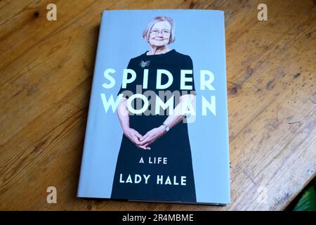 "Spider Woman" Ein Cover des Buches Life Lady Hale von Brenda Hale Baroness Hale von Richmond, britische Richterin Präsidentin des Obersten Gerichtshofs bis 2020 UK Stockfoto