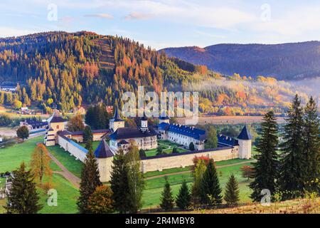 Luftaufnahme des Sucevita-Klosters, Rumänien. Eines der rumänisch-orthodoxen Klöster im südlichen Bucovina. Stockfoto