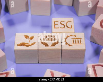 Umwelt-, Governance- und Sozialsymbole auf Holzwürfeln als Konzept von ESG-Prinzipien Stockfoto