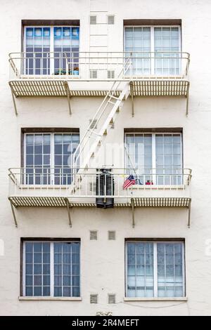 Fassade eines alten Hauses mit eisernen Balkonen und Feuerleiter, um Rettungsmaßnahmen im Falle eines Hausbrandes in San Francisco, USA, zu ermöglichen Stockfoto