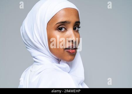 Wunderschöne arabische Frau aus dem Mittleren Osten mit traditionellem Abaya-Kleid im Studio - schwarzweißafrikanische muslimische Erwachsene Frau in modischem und stilvollem arabisch Stockfoto