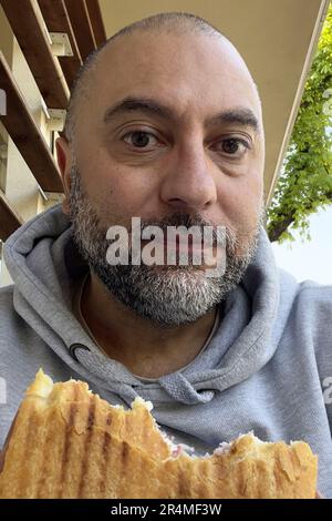 Mann ein Sandwich zu essen Stockfoto