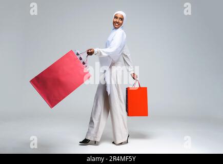 Wunderschöne arabische Frau aus dem Mittleren Osten mit traditionellem Abaya-Kleid im Studio - schwarzweißafrikanische muslimische Erwachsene Frau in modischem und stilvollem arabisch Stockfoto
