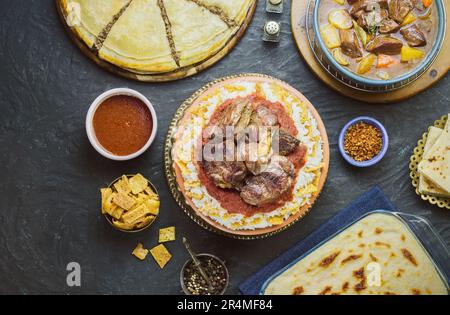 Arabische Küche; nahöstliches traditionelles Mittagessen. Es ist auch eine Fleischmahlzeit, um „Eid-Al Adha“ oder „das Festival der Opfer“ zu feiern. Stockfoto