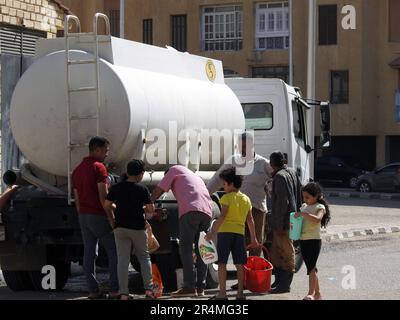 Kairo, Ägypten, Mai 15 2023: Ein Wassertankfahrzeug mit sauberem Wasser als Notfalleinsatz in allen Gebieten mit Wasserausfall zur Trinkwasserversorgung Stockfoto