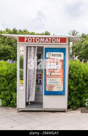 Manacor, Spanien; Mai 13 2023: Fotokiosk für Passfotos auf der Straße. Manacor, Insel Mallorca, Spanien Stockfoto