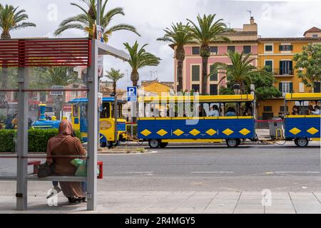 Manacor, Spanien; Mai 13 2023: Bushaltestelle des öffentlichen Unternehmens TIB mit wartenden Personen. Manacor, Insel Mallorca, Spanien Stockfoto