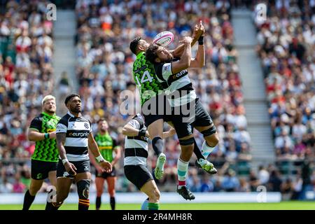 LONDON, VEREINIGTES KÖNIGREICH. 28., Mai 2023. Israel Folau (Urayasu D-Rocks und Tonga) (l) und Steven Luatua (Bristol Bears und Neuseeland) (r) sprangen in die Luft, um den Ball am Sonntag, dem 28. Mai 2023, im Twickenham Stadium zu fangen, während Barbarians gegen World XV. LONDON, ENGLAND. Kredit: Taka G Wu/Alamy Live News Stockfoto