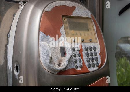 Manacor, Spanien; Mai 13 2023: Nahaufnahme einer städtischen Telefonzelle in einem Zustand der Stillegung und des Ruins. Konzeptionelles Bild des technologischen Wandels. Insel Stockfoto