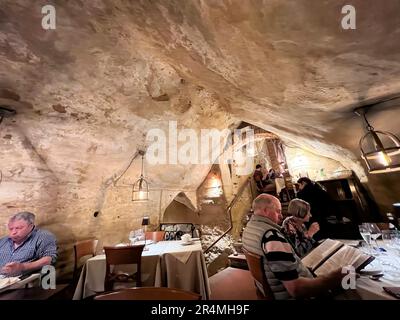 Siena, Italien - 20. Mai 2023: Ein belebtes Restaurant mit Abendessen Stockfoto