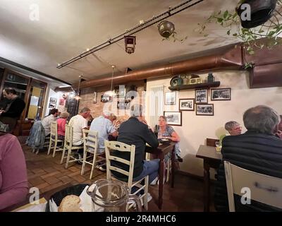 Siena, Italien - 20. Mai 2023: Ein belebtes Restaurant mit Abendessen Stockfoto