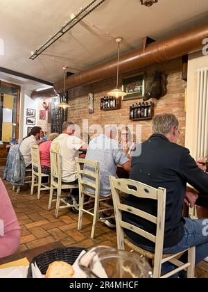 Siena, Italien - 20. Mai 2023: Ein belebtes Restaurant mit Abendessen Stockfoto