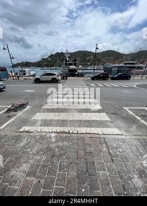 zebraüberquerung führt zum Hafen und zu festgemachten Booten Stockfoto