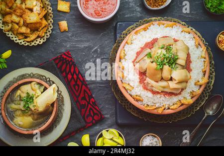 Ägyptische orientalische Fattah mit traditioneller Kuhtrottersuppe. Stockfoto