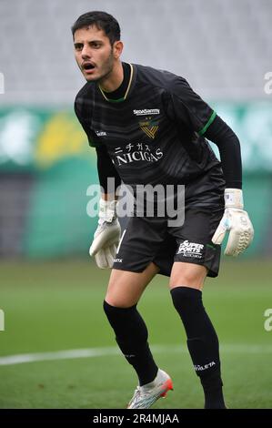Tokio, Japan. 13. Mai 2023. Tokio Verdys Matheus während des 2023 J2 League-Spiels zwischen dem Tokyo Verdy 0-1 FC Machida Zelvia im Ajinomoto Stadium in Tokio, Japan, am 13. Mai 2023. Kredit: AFLO/Alamy Live News Stockfoto