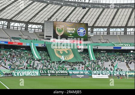 Tokio, Japan. 13. Mai 2023. Tokio Verdy-Fans jubeln vor dem Spiel der 2023 J2 League zwischen dem Tokyo Verdy 0-1 FC Machida Zelvia im Ajinomoto Stadium in Tokio, Japan, am 13. Mai 2023. Kredit: AFLO/Alamy Live News Stockfoto