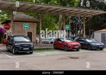 Manacor, Spanien; Mai 13 2023: Elektroautos, die an einer städtischen Ladestation aufgeladen werden. Manacor, Insel Mallorca, Spanien Stockfoto