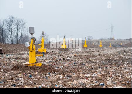 Siedlungsabfälle entsorgen. Lagerung und Verteilung von Biogas in der Deponieabfalllagerung. Stockfoto