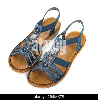 Ledersandalen für Damen vor weißem Hintergrund Stockfoto