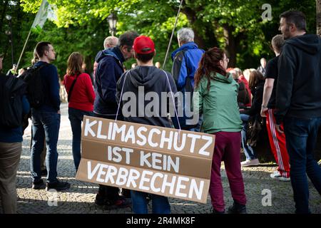 München, Deutschland. 24. Mai 2023. Am 24. Mai 2023 schlossen sich mehr als 50 Menschen einem Protest in München an, um gegen die Kriminalisierung der Letzten Generation zu protestieren. Am Morgen wurden 15 Wohnungen mit dem Verdacht, eine kriminelle Organisation zu gründen oder zu unterstützen, überfallen. Die Last Generation fordert eine Geschwindigkeitsbegrenzung von 100 km/h auf Autobahnen, ein 9-Euro-Ticket für öffentliche Verkehrsmittel und einen Gesellschaftsrat für Klimafragen. (Foto: Alexander Pohl/Sipa USA) Guthaben: SIPA USA/Alamy Live News Stockfoto