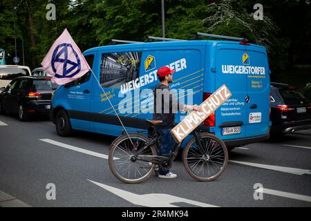 München, Deutschland. 24. Mai 2023. Am 24. Mai 2023 schlossen sich mehr als 50 Menschen einem Protest in München an, um gegen die Kriminalisierung der Letzten Generation zu protestieren. Am Morgen wurden 15 Wohnungen mit dem Verdacht, eine kriminelle Organisation zu gründen oder zu unterstützen, überfallen. Die Last Generation fordert eine Geschwindigkeitsbegrenzung von 100 km/h auf Autobahnen, ein 9-Euro-Ticket für öffentliche Verkehrsmittel und einen Gesellschaftsrat für Klimafragen. (Foto: Alexander Pohl/Sipa USA) Guthaben: SIPA USA/Alamy Live News Stockfoto