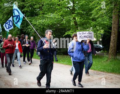 München, Deutschland. 24. Mai 2023. Am 24. Mai 2023 schlossen sich mehr als 50 Menschen einem Protest in München an, um gegen die Kriminalisierung der Letzten Generation zu protestieren. Am Morgen wurden 15 Wohnungen mit dem Verdacht, eine kriminelle Organisation zu gründen oder zu unterstützen, überfallen. Die Last Generation fordert eine Geschwindigkeitsbegrenzung von 100 km/h auf Autobahnen, ein 9-Euro-Ticket für öffentliche Verkehrsmittel und einen Gesellschaftsrat für Klimafragen. (Foto: Alexander Pohl/Sipa USA) Guthaben: SIPA USA/Alamy Live News Stockfoto