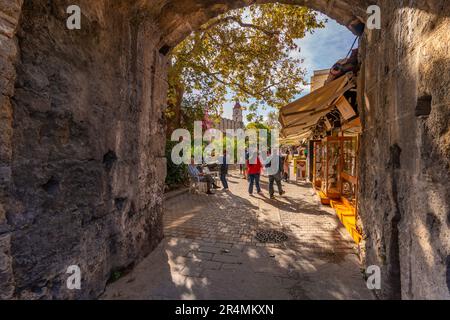 Blick auf St. Anthony Gate, Altstadt von Rhodos, UNESCO-Weltkulturerbe, Rhodos, Dodekanes, griechische Inseln, Griechenland, Europa Stockfoto