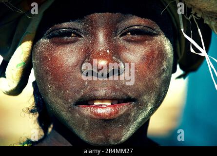 Ein Porträt eines jungen afrikanischen Arbeiters in Pemba, Mosambik Stockfoto