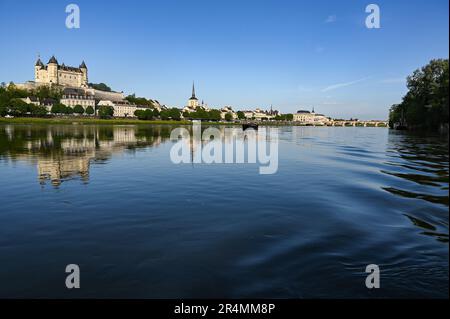 Blick auf die französische Hauptstadt der Schaumweine, Saumur, mit ihrer Burg hoch oben im Tal der Loire, Frankreich Stockfoto