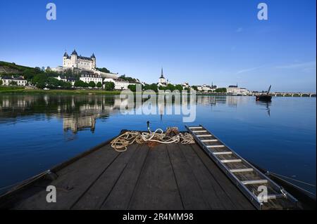 Blick auf die französische Hauptstadt der Schaumweine, Saumur, mit ihrer Burg hoch oben im Tal der Loire, Frankreich Stockfoto