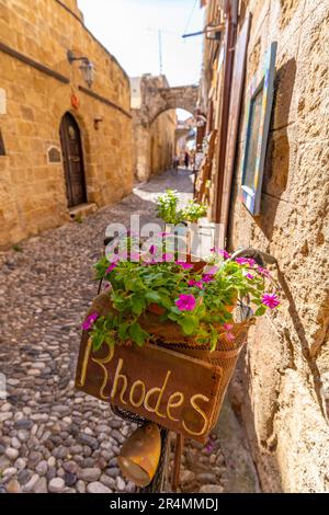 Blick auf das Rhodos-Schild in der engen Kopfsteinpflasterstraße, Altstadt von Rhodos, UNESCO-Weltkulturerbe, Rhodos, Dodekanes, griechische Inseln, Griechenland, Europa Stockfoto