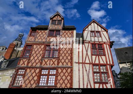 Mittelalterliche Fachwerkhäuser auf dem Place Saint-Pierre in Saumur, Frankreich Stockfoto