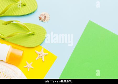 Sommerurlaub Konzept flach lag. Strohhut Strand Accessoires und Flip Flop Draufsicht. Platz für Text. Reisekonzept. Stockfoto