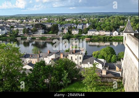 Blick vom Schloss Saumur auf die Loire und die Altstadt von Saumur. Die französische Hauptstadt der Crémant-Weine Stockfoto