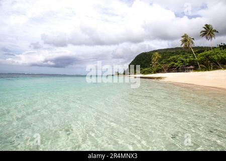 Klares Wasser rund um den Sandstrand in Samoa Stockfoto