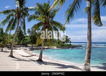 Palmen und Hängematten am weißen Sandstrand, Matareva, Samoa Stockfoto