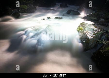 Langzeitanwendung der Stromschnellen der Ache im Vollmondlicht II Stockfoto