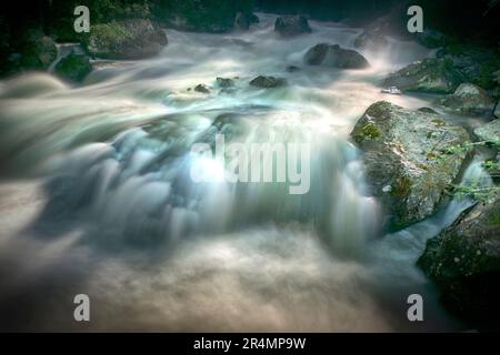 Langzeitanwendung von Stromschnellen der Ache im Vollmondlicht Stockfoto