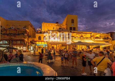 Blick auf den Brunnen auf dem Hippokrates-Platz in der Abenddämmerung, Altstadt von Rhodos, UNESCO-Weltkulturerbe, Rhodos, Dodekanes, griechische Inseln, Griechenland, Europa Stockfoto