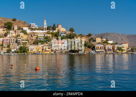 Blick auf die Verkündigungskirche mit Blick auf die Stadt Symi, die Insel Symi, Dodekanes, griechische Inseln, Griechenland, Europa Stockfoto