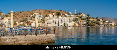 Blick auf die Verkündigungskirche mit Blick auf die Stadt Symi, die Insel Symi, Dodekanes, griechische Inseln, Griechenland, Europa Stockfoto