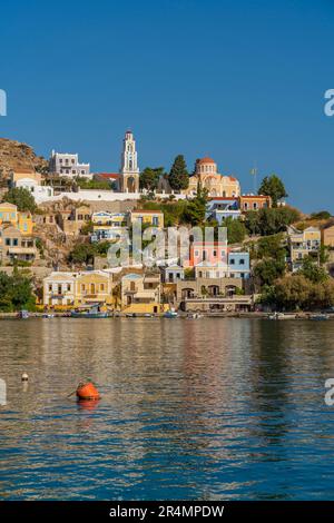 Blick auf die Verkündigungskirche mit Blick auf die Stadt Symi, die Insel Symi, Dodekanes, griechische Inseln, Griechenland, Europa Stockfoto