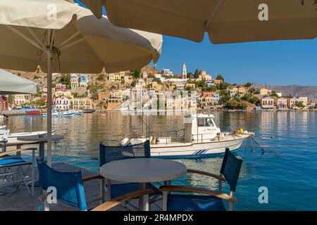 Blick auf die Verkündigungskirche mit Blick auf die Stadt Symi, die Insel Symi, Dodekanes, griechische Inseln, Griechenland, Europa Stockfoto