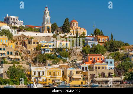 Blick auf die Verkündigungskirche mit Blick auf die Stadt Symi, die Insel Symi, Dodekanes, griechische Inseln, Griechenland, Europa Stockfoto